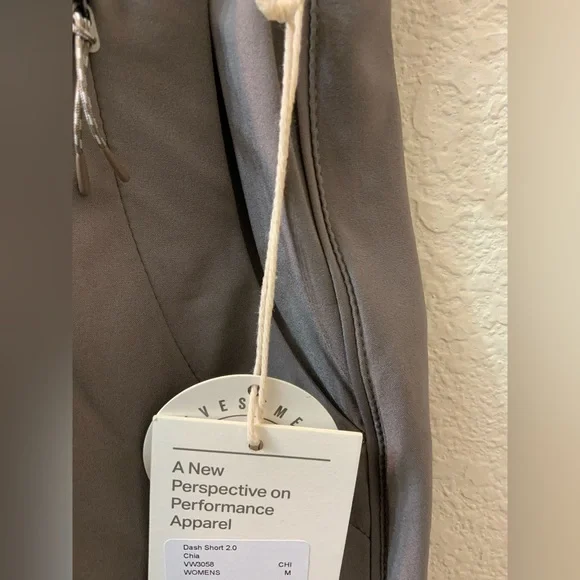 NWT Vuori Women's Dash Short 2.0 in Chia M - Picture 8 of 8